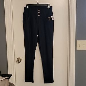 High-waisted stretch pant with 3 gold buttons and gold pocket zipper.